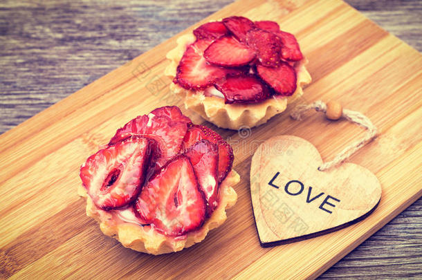 草莓蛋糕和木制的心