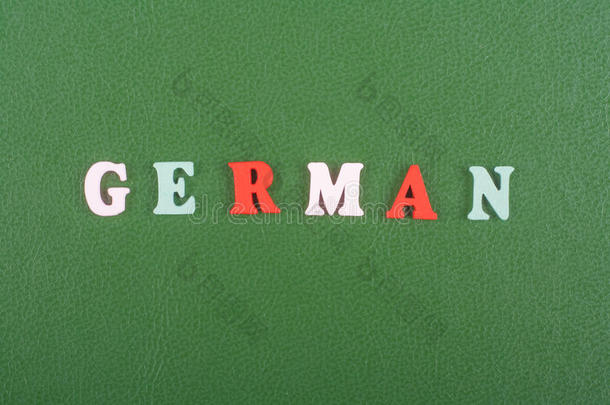 德国的单词向绿色的背景镇静的从富有色彩的希腊字母的第一个字母bet字母表希腊字母的第一个字母