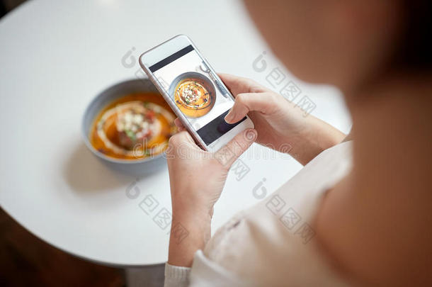 女人和智能<strong>手机摄影</strong>食物在咖啡馆