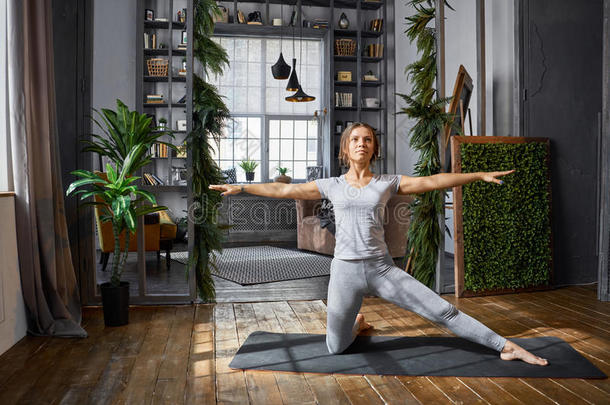 女人开业的先进的瑜伽采用指已提到的人liv采用g房间在家.一重量的单位
