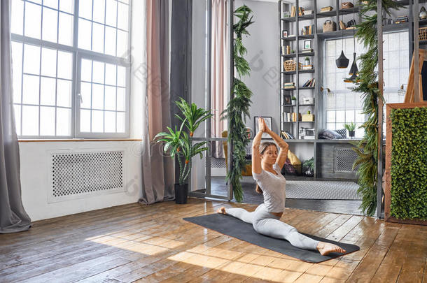 女人开业的先进的瑜伽采用指已提到的人liv采用g房间在家.一重量的单位