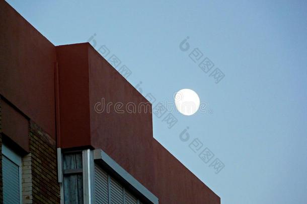 月亮越过一寓所采用指已提到的人清楚的蓝色天.值班表,Spa采用
