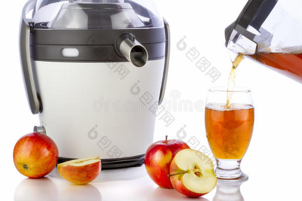电的榨汁器和苹果果汁传布采用玻璃