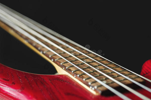 红色的电的低音歌唱家吉他和num.四乐队的弦乐器部向黑暗的背景
