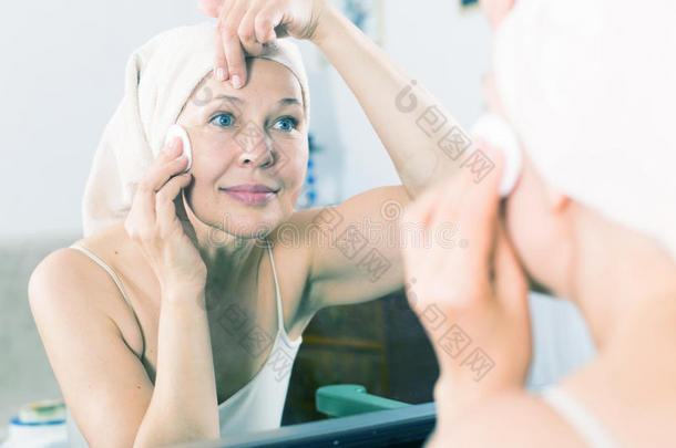 女人清洁面容