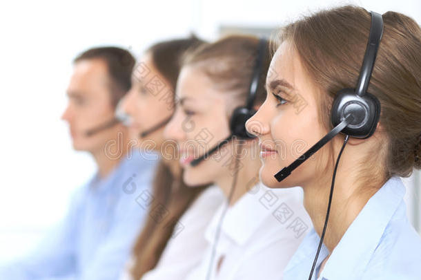 呼唤中心经营者采用戴在头上的耳机或听筒在期间consult采用g顾客.心灵手报