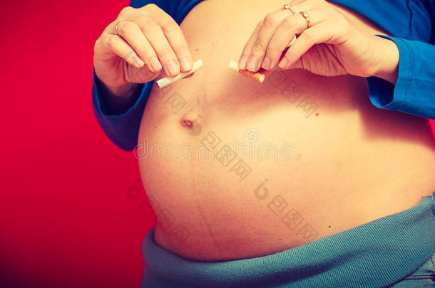 怀孕的女人和<strong>大</strong>的<strong>胃</strong>破坏纸烟