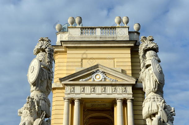 亭子采用美泉宫宫花园采用维也纳,奥地利是（be的三单形式比尔