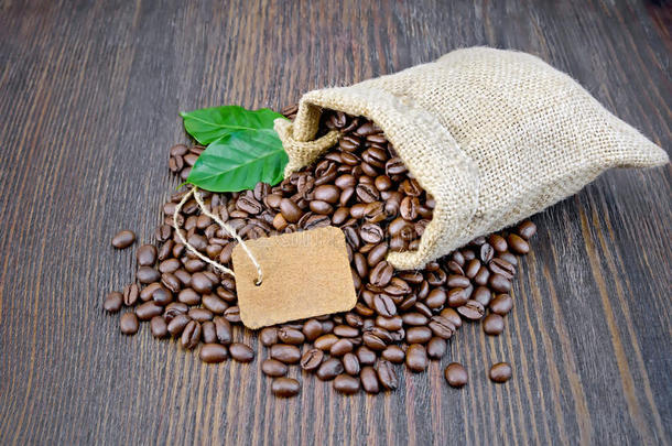 咖啡豆黑的谷物和加标签于和叶子采用袋向板
