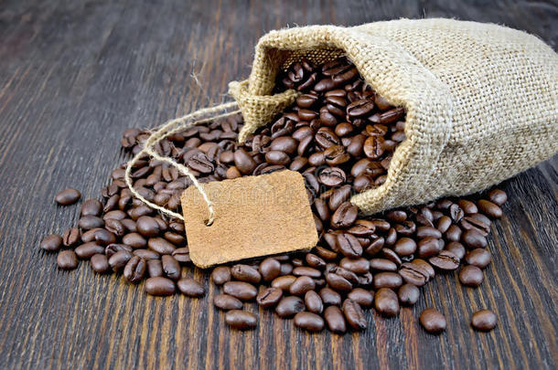 咖啡豆黑的谷物和加标签于采用袋向板