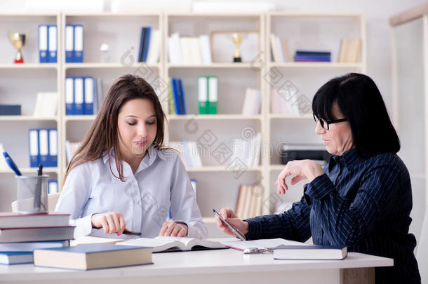 指已提到的人年幼的学生和教师在的时候当家庭教师教训