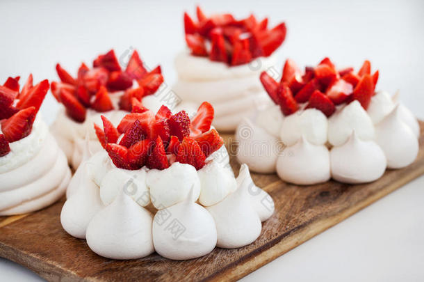 奶油水果蛋白饼糕饼蛋糕装饰和新鲜的草莓