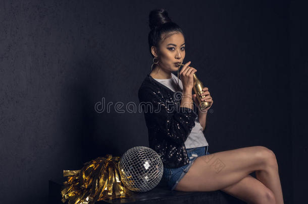 亚洲人迪斯科舞厅女孩和金色的瓶子,迪斯科舞厅球和砰的一声-砰的一声正