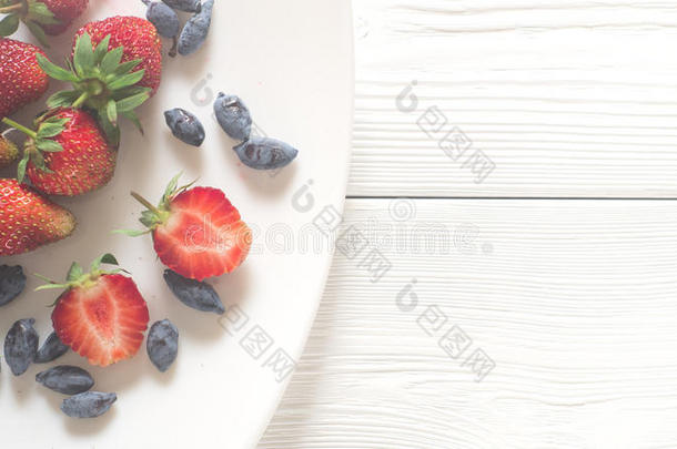 一散射关于新鲜的浆果关于草莓和忍冬向一