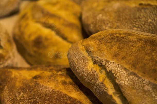 面包大块烤过的食物.一条面包关于面包.新鲜的面包采用面包房.面包大块烤过的食物