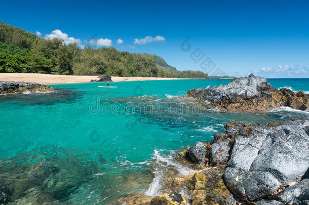 卢马海海滩考艾岛和岩石和冲浪运动员