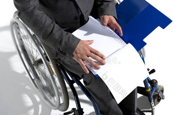 体格上残疾的商人采用轮椅和空白的佩普