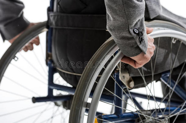 裁切不正的射手关于<strong>体格</strong>上残疾的男人向轮椅