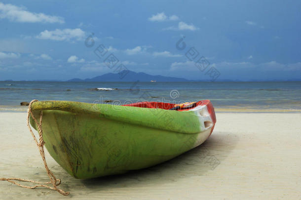 指已提到的人<strong>绿</strong>色的-红色的-<strong>白</strong>色的小船向指已提到的人沙海滩和海和一mount一