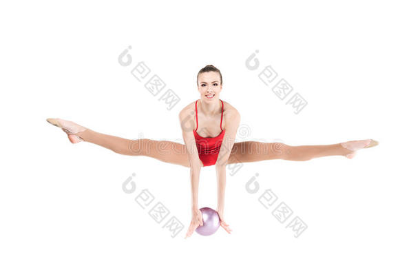 女人有韵律的体操家用于跳跃的和球和有样子的在照相机