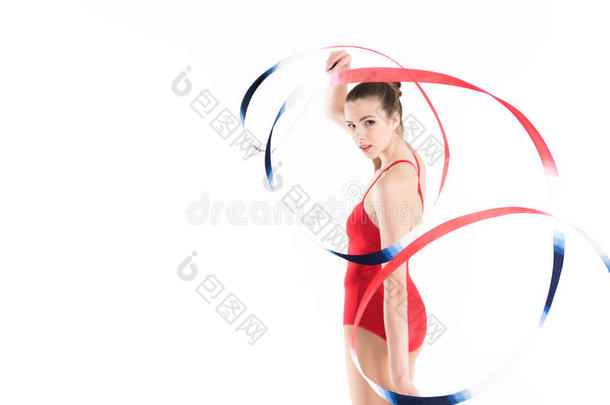 高加索人女人有韵律的体操家锻炼和粗绳和看着