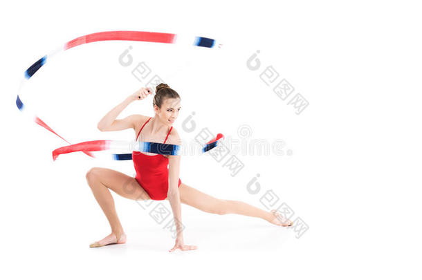 女人有韵律的体操家伸和富有色彩的粗绳和有样子的