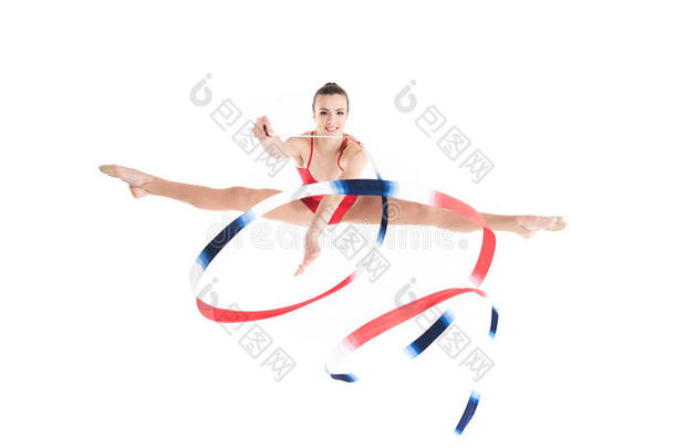 女人有韵律的体操家用于跳跃的和富有色彩的粗绳和有样子的在