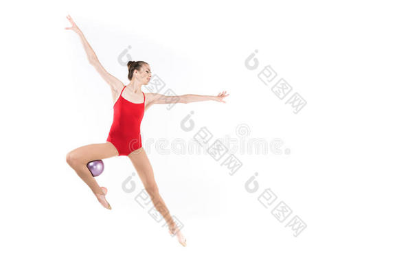 高加索人女人有韵律的体操家用于跳跃的和球和有样子的一