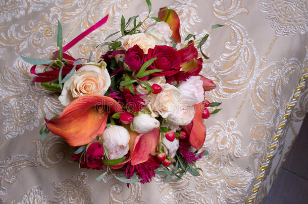 婚礼花束和白色的和红色的玫瑰和红色的马蹄莲百合花