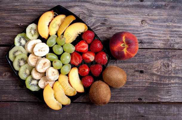 刨切的鹬鸵,香蕉,草莓,绿色的葡萄和油<strong>桃林</strong>