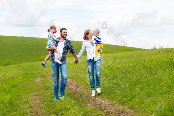 幸福的家庭:母亲,父亲,孩子们儿子和女儿向萨姆梅