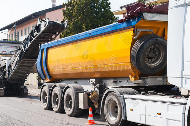 自卸车货车用过的采用使工作关于asphalt采用g.