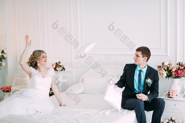 幸福的对.<strong>婚礼照片</strong>拍摄采用指已提到的人白色的工作室和韦迪