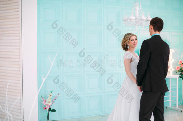 幸福的对.婚礼照片拍摄采用指已提到的人白色的工作室和韦迪