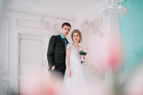 幸福的对.<strong>婚礼照片</strong>拍摄采用指已提到的人白色的工作室和韦迪