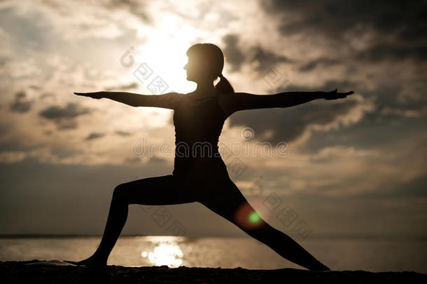 像运动家的适合高加索人女人做<strong>瑜珈</strong>的任何一种姿势Virabhadr<strong>瑜珈</strong>的任何一种姿势2武士