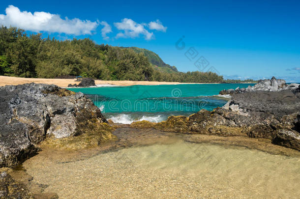 卢马海海滩<strong>考</strong>艾岛和波流动的进入中水池