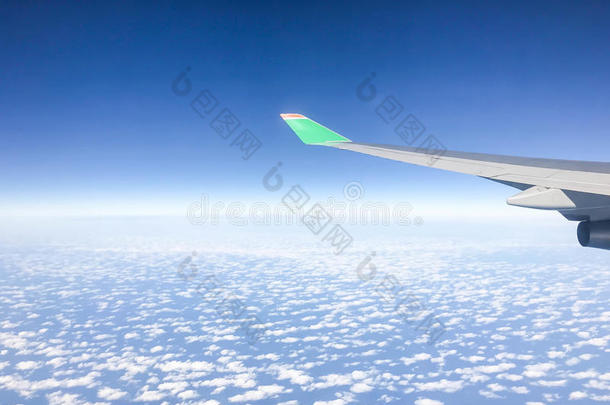 飞机飞行的在上面许多云