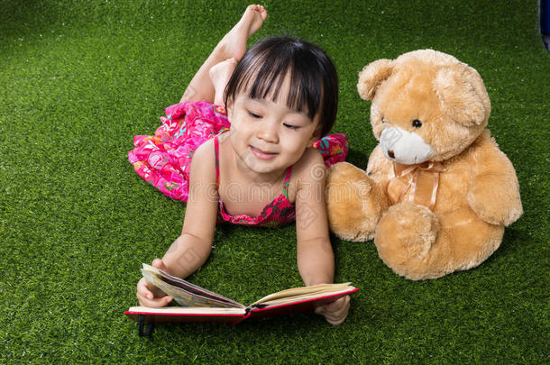 亚洲人中国人小的女孩阅读书和妇女连衫衬裤熊