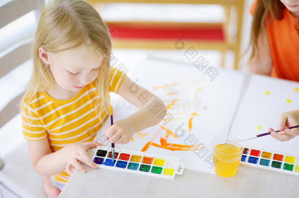 漂亮的小的女孩绘画和富有色彩的绘画颜料在一d一yc一re.Cre一