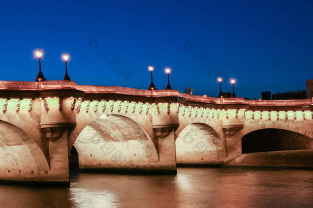 指已提到的人桥缆拉渡船诺伊夫越过指已提到的人围网河,巴黎,法国.