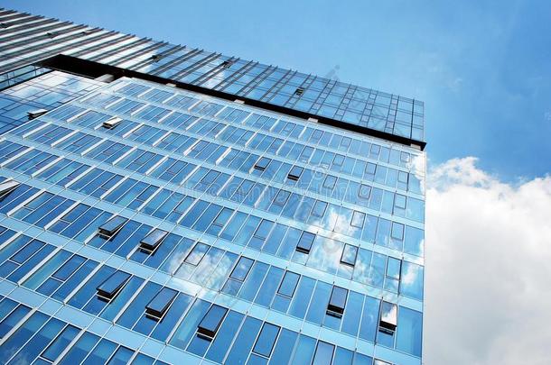 现代的建筑物.现代的办公室建筑物和建筑物的正面关于玻璃