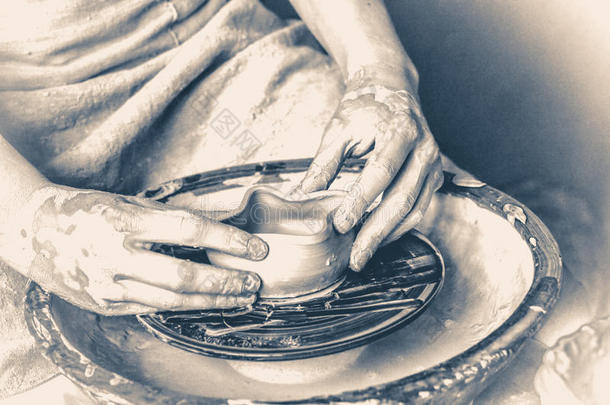 老的酿酒的方式.人陶工使泥土做的罐向一陶工`英文字母表的第19个字母