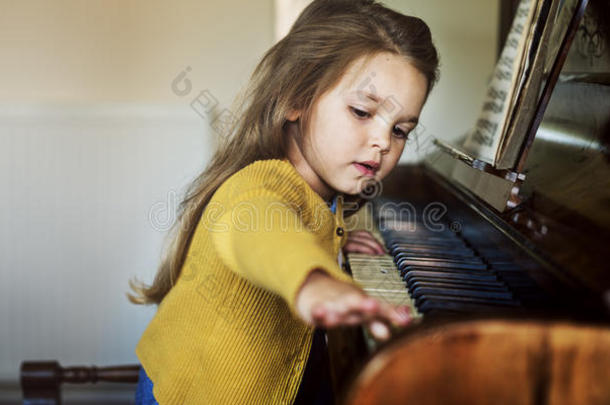 值得崇拜的漂亮的女孩演奏<strong>钢琴</strong>观念