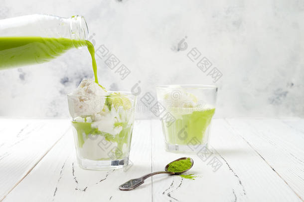 准备的日本<strong>抹茶</strong>绿色的茶水阿福加托和严格的素食主义者椰子冰乳霜