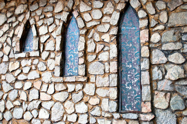 石头灰色墙和num.三狭隘的窗采用指已提到的人遮阳关于树