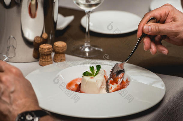 甜的袖珍型的东西餐后甜食和草莓向一pl一te采用指已提到的人昂贵的英语字母表的第18个字母