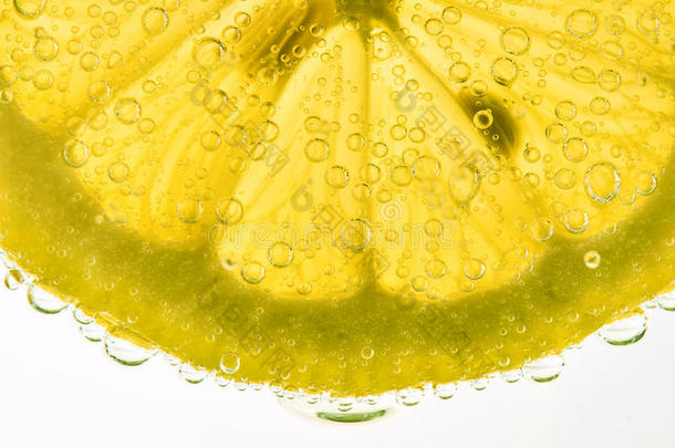 新鲜的柠檬切成片采用含二氧化碳的苏打