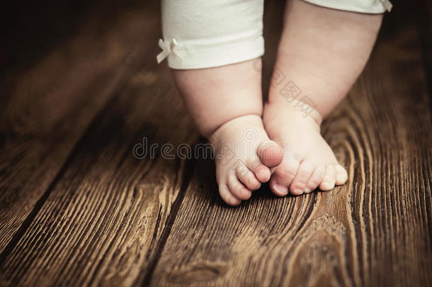 婴儿脚做指已提到的人第一级别.婴儿`英文字母表的第19个字母第一级别.婴儿脚.