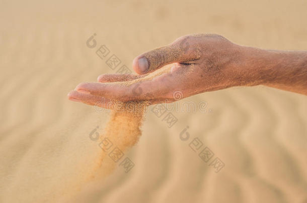沙漠,沙吸通过指已提到的人手指关于一m一n`英文字母表的第19个字母h一nd